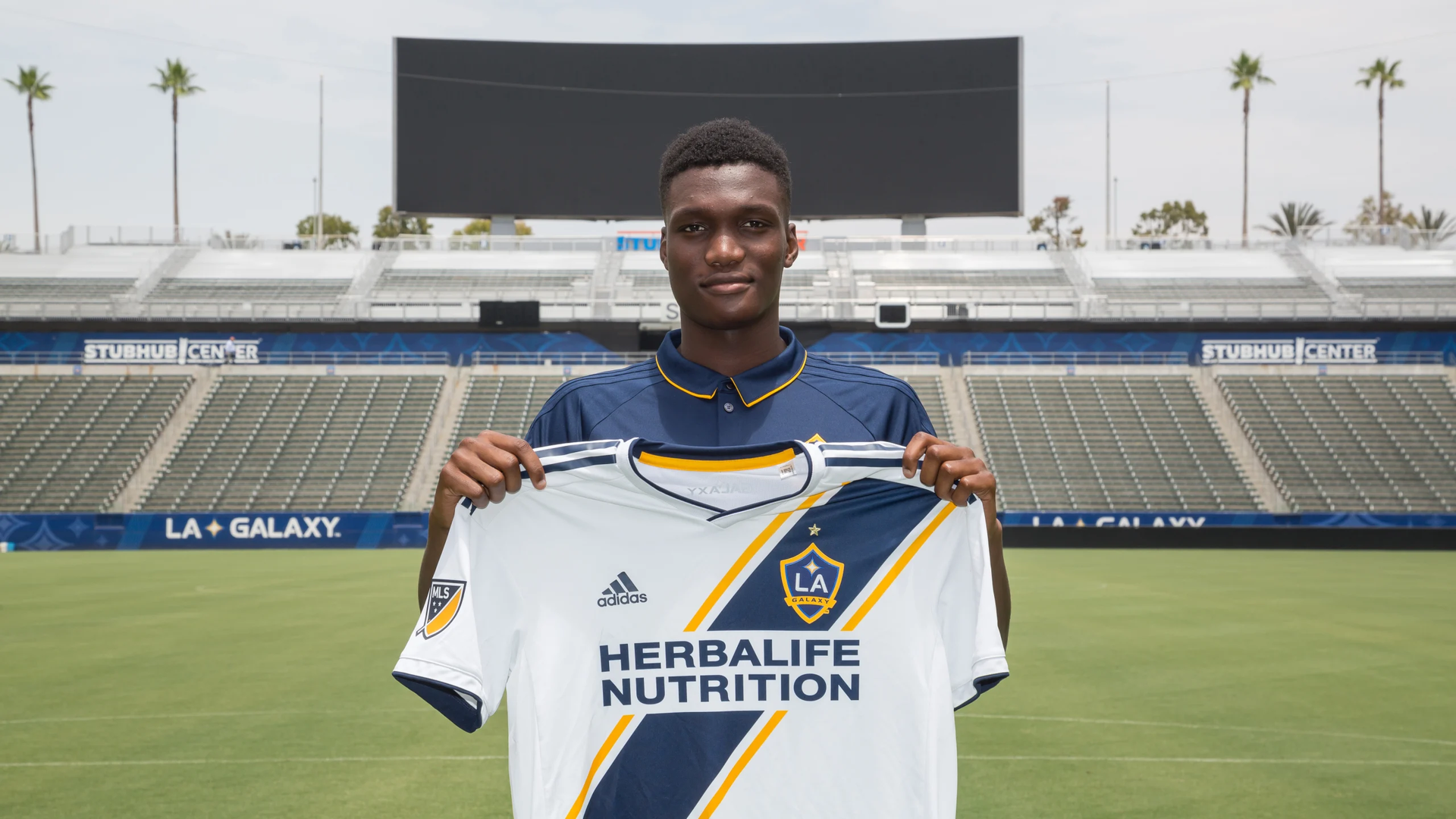 (Diédié Traoré signe son premier contrat professionnel avec LA Galaxy ©lagalaxy.com)