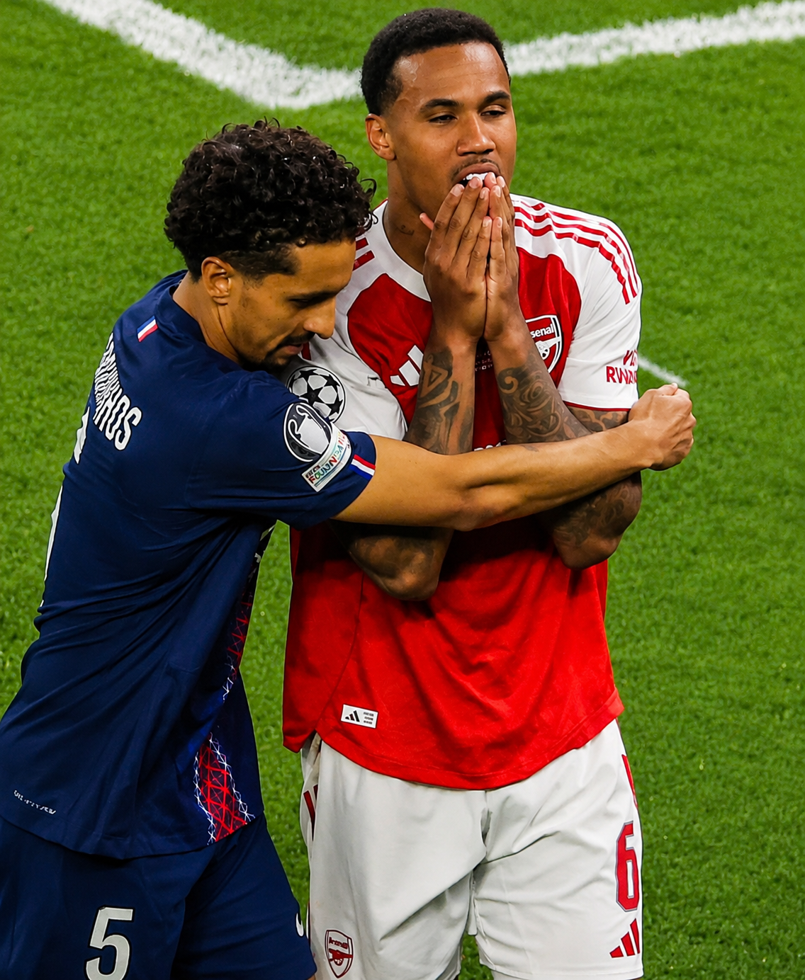 Marquinhos console Gabriel après son pénalty
