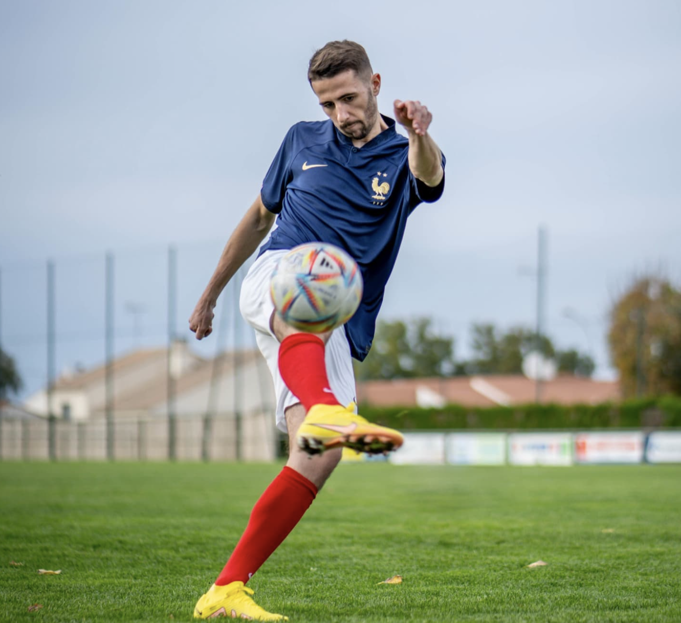 Lévy Grelaud tirant avec le maillot de l&amp;#39;équipe de France